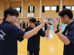 みんなで協力プレイ！えんぴつを落とさずに運べるかな？