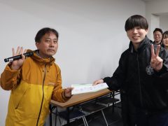 おめでとう！先生から表彰状が渡されました