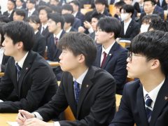 卒業生の話を聞く学生