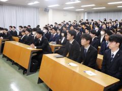 真剣に聞いている学生