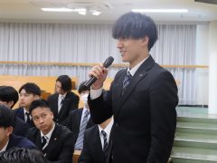 積極的に質問する学生