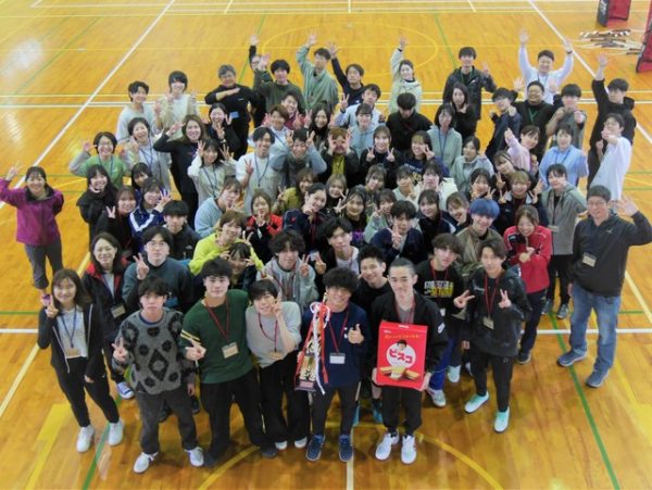 歯科技工士学科と鍼灸師学科全員で記念写真！