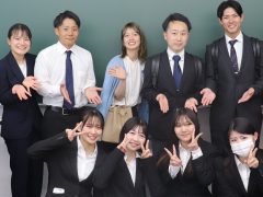 在学生と卒業生の集合写真