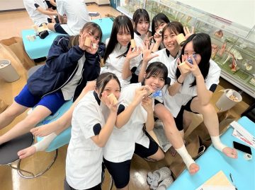 支給されるテーピングを前に気合い十分！