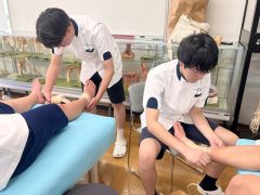 お互いの足に何度も巻いて練習！