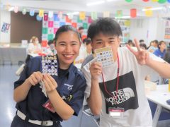 学生スタッフと一緒にビンゴ！