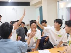 クイズに正解してハイタッチ！
