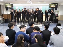 本格的な歌声に観客はうっとり…！