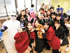 仲良し女子チームに紛れる…おぱんちゅうさぎ？