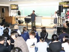 観客の前で堂々の熱唱！