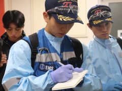 メモを取りながら必死に状況確認