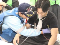 傷病者に優しく声をかけます