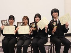 賞状とトロフィーを持って記念撮影！