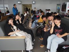 空港ロビーで出発まで待機