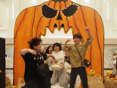 ホテルロビーのハロウィン飾りで大はしゃぎ♪