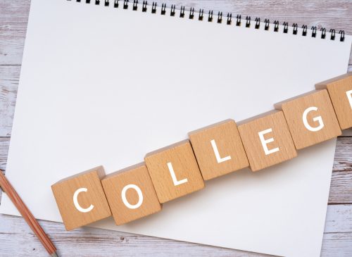 「COLLEGE」と書かれた積み木、ペン、ノート