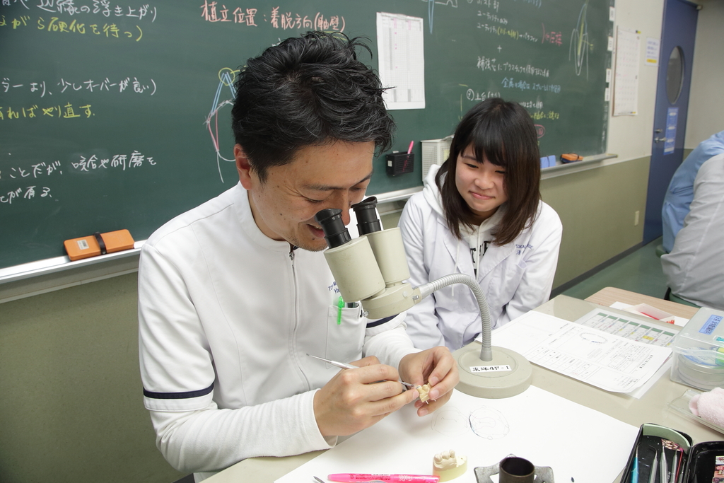歯科技工士とは？仕事内容・資格の取得方法・就職先について解説
